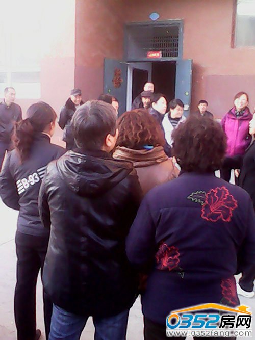18日下午云錦里業(yè)主聚在一起質(zhì)疑物業(yè)不作為