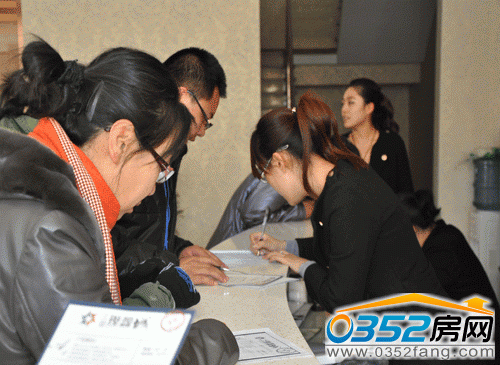北馨理想城銷售人員向有意向的網(wǎng)友計算價格