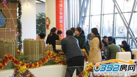 購房者觀看綠地世紀城沙盤