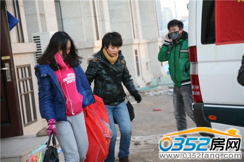 工作人員進行捐贈活動物品準備