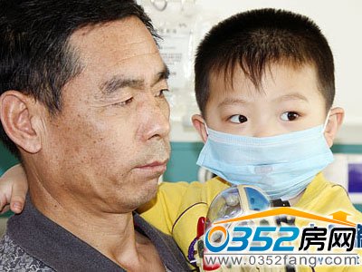 父親抱著孩子在醫(yī)院