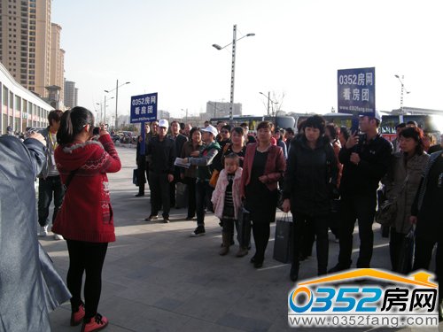 看房團網(wǎng)友聚集在樓盤前