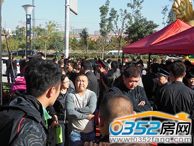 等待入場的業主