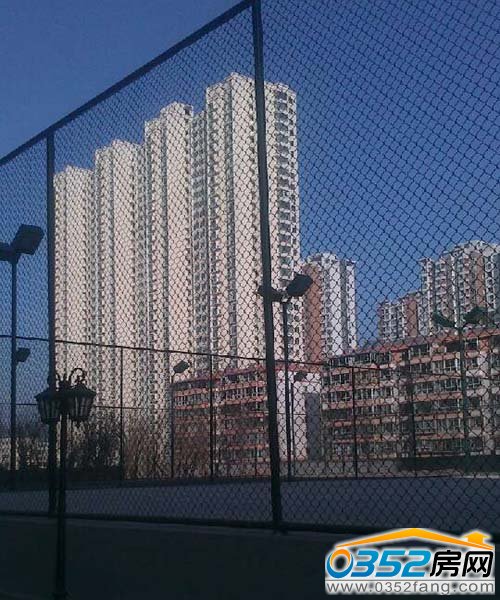 小區內的網球場