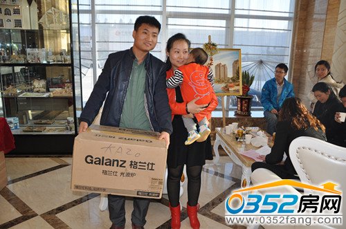 獲獎者展示獎品