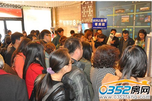 0352看房團網友圍觀沙盤