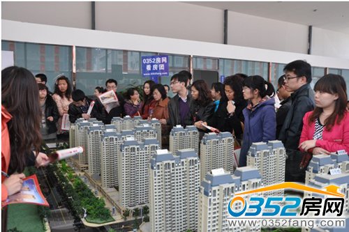 網友仔細聽財富官邸樓盤介紹