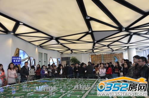 看房團參觀綠地世紀城沙盤