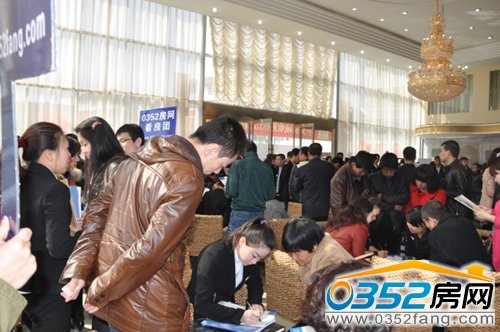 網友們向中央美域置業顧問咨詢