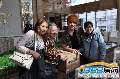 抽到格蘭仕微波爐的一家四口