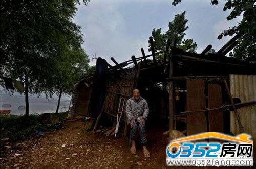 老人空著別墅隱居窩棚