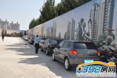 工作人員指揮現場秩序