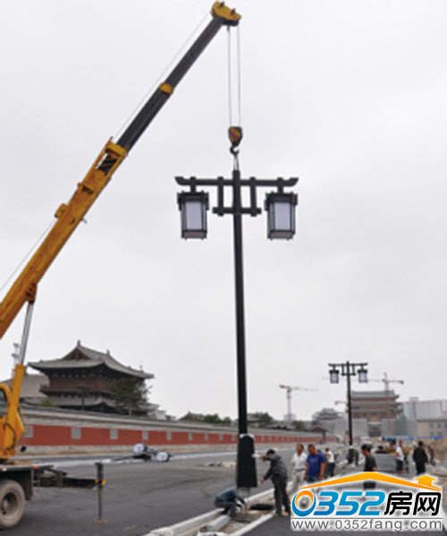 14日施工單位為清遠街安裝路燈