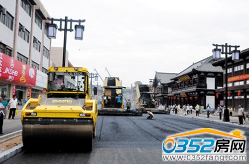 29日清遠街進行面層瀝青鋪設