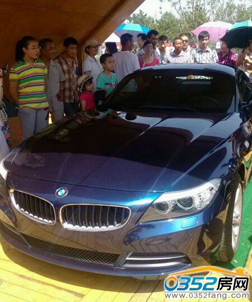 參賽隊屢出奇招:豪華跑車吸引市民參觀