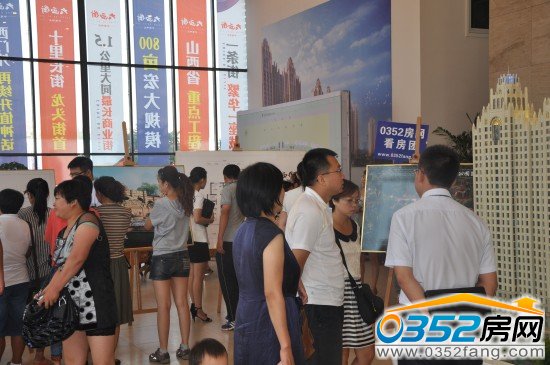 網友聽取大西街•公園1號置業顧問講解