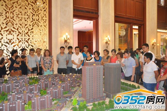 網友聽取置業顧問對項目的介紹