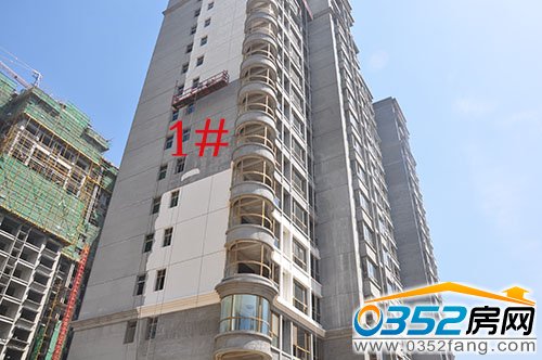 1號樓正在進行外立面粉刷