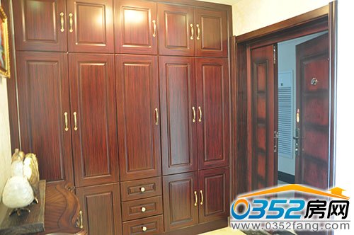 樣板間入門右側為衣柜鞋柜