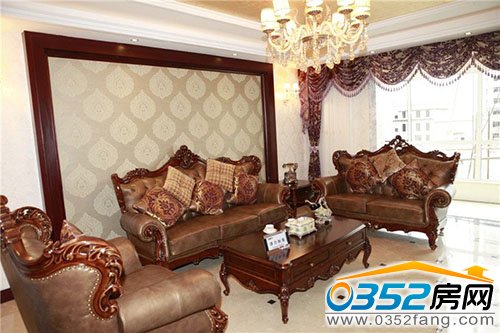 客廳盡顯莊重華貴