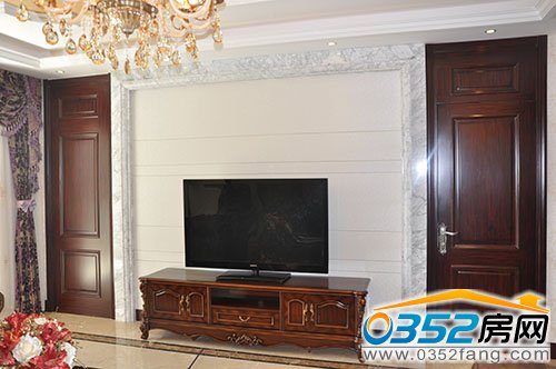 為了達到視覺平衡特設裝飾門