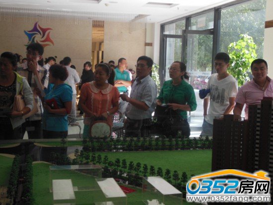 置業(yè)顧問(wèn)向網(wǎng)友介紹北馨理想城項(xiàng)目