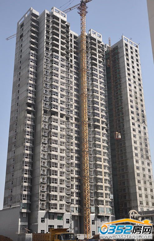 北馨理想城二期1#窗框安裝接近尾聲