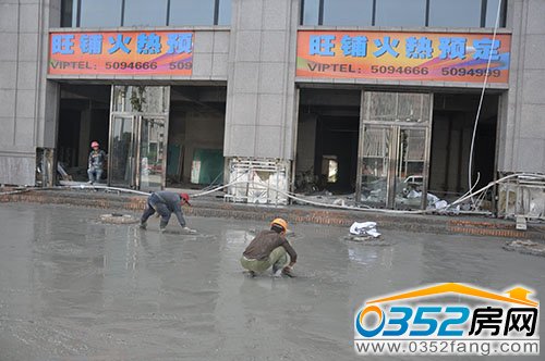 工人正在進行路面水泥鋪設