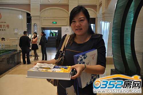 一位業主高興的向小編展示禮物