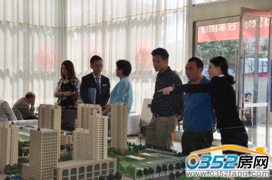 中央美域置業顧問為到訪者介紹項目