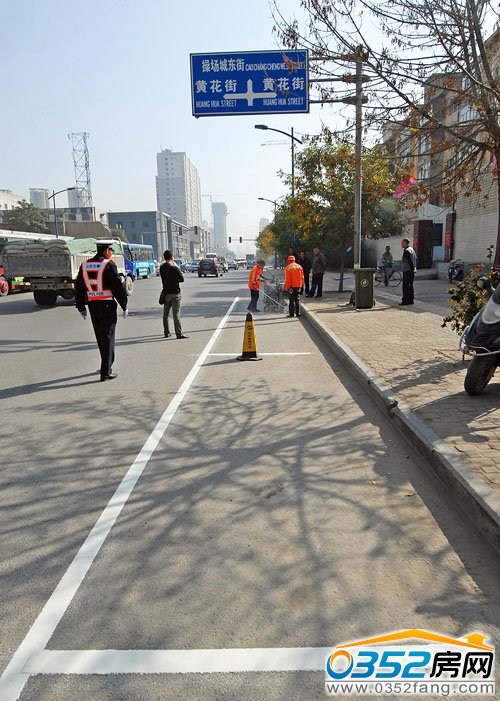 施工人員正在噴涂停車(chē)位標(biāo)線(xiàn)