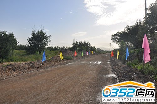 8月17日尚郡舉行修路開工儀式:東環路進行路面平整