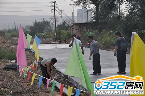 8月24日施工工人在進行路面養護