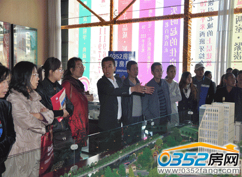 奕城名都置業(yè)顧問向顧客介紹詳情