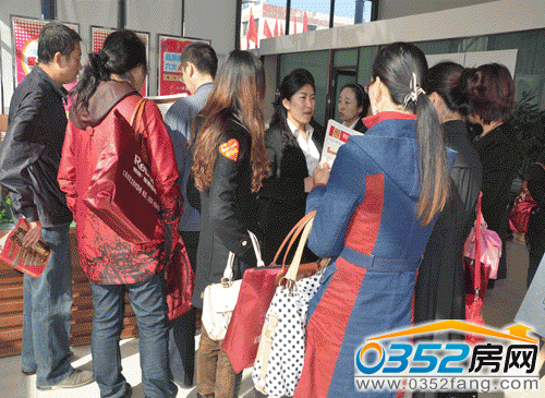 財富官邸置業(yè)顧問向顧客介紹樓盤信息