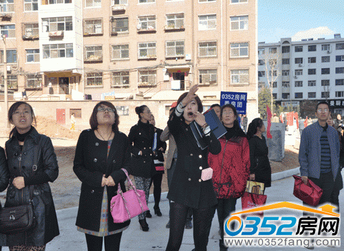 理想城置業顧問向顧客介紹小區景觀