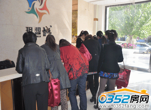 客戶向理想城工作人員了解詳細情況