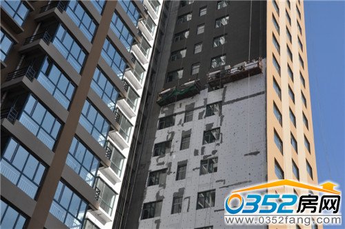 1號樓部分外墻貼保溫層