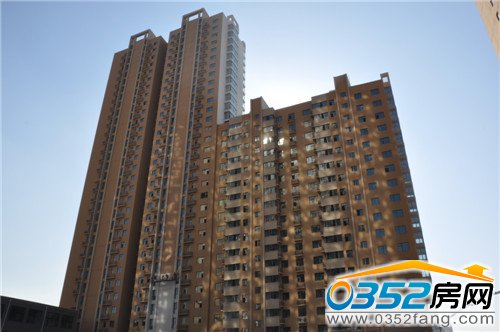 2號樓即將完成整體外立面粉刷