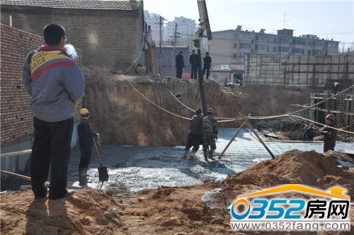 施工人員澆筑路面