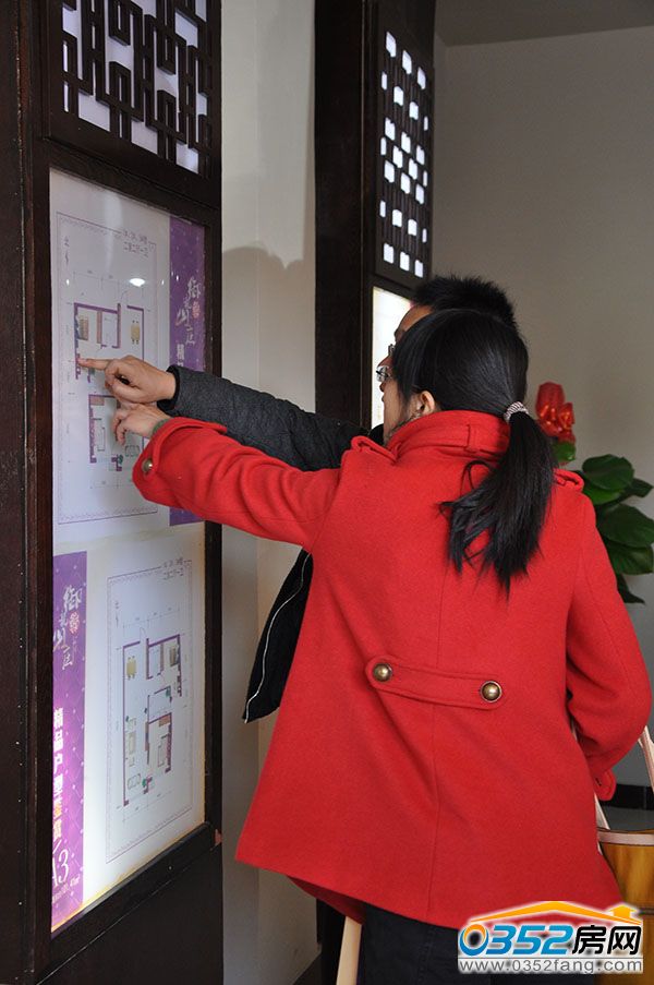 一對年輕夫婦正在研究御龍山莊經典戶型