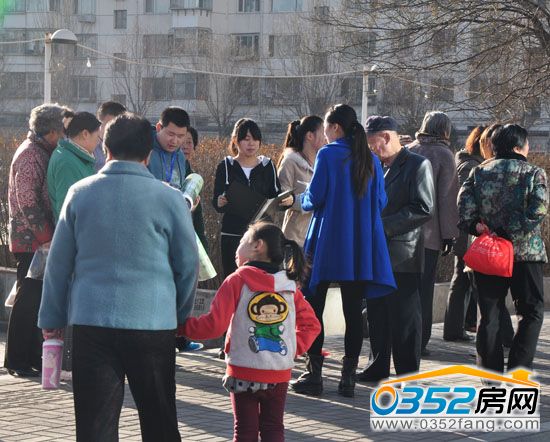 市民向工作人員詢問樓市信息