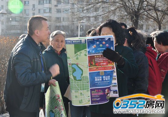 0352房網(wǎng)工作人員向網(wǎng)友介紹樓市地圖