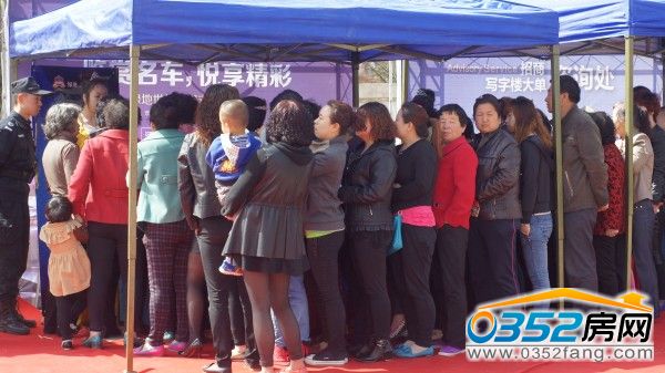 等待進入綠地世紀城接待中心的到訪者排起長隊