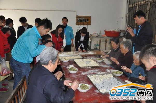 臨近中午,千禧義工們?yōu)轲B(yǎng)老院的老人包水餃