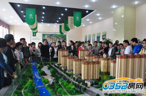 和匯百合灣置業顧問向0352房網網友介紹項目沙盤