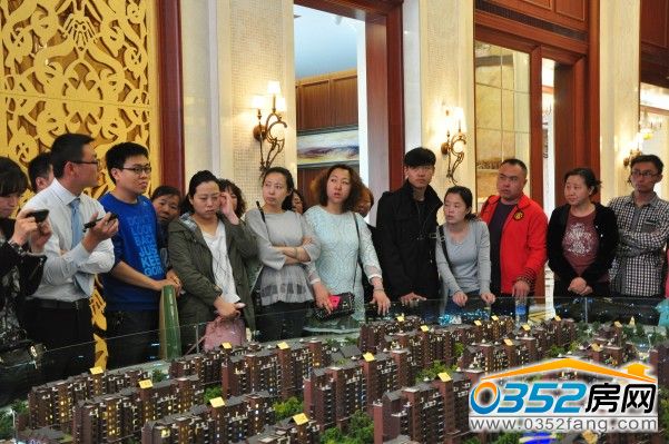 0352房網網友聽倫敦街置業顧問介紹項目情況