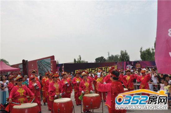 現(xiàn)場鑼鼓喧天