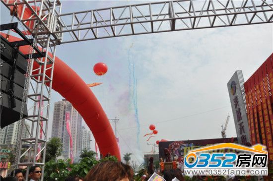 在禮炮聲中奕城天街正式開盤