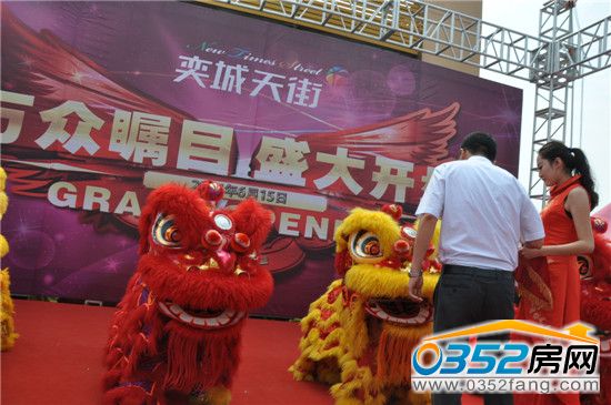 李總為舞獅點(diǎn)金